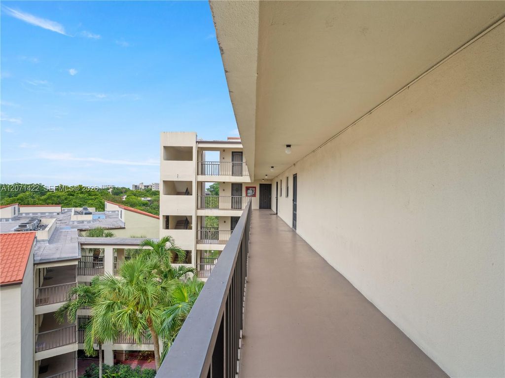 2314 S Cypress Bend Dr APT 611, photo 2