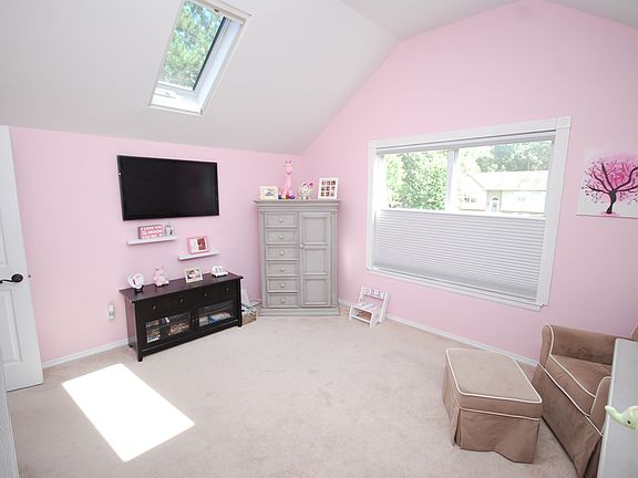 2nd image of 35 Kathleen Cres