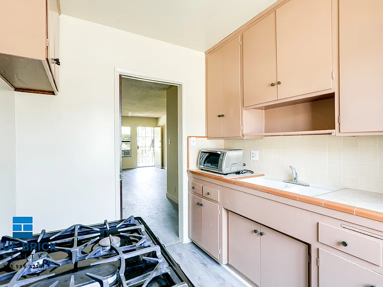 1055 N El Centro Ave #8 — Photo 14
