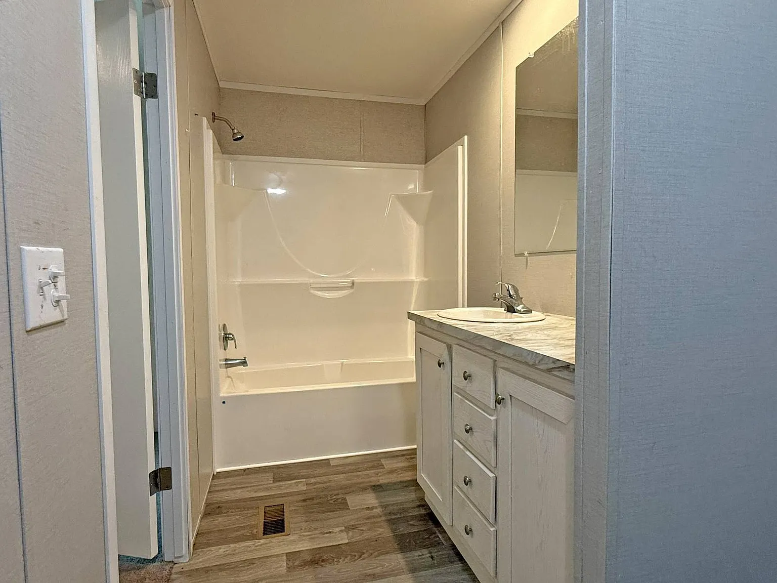 3 bed, 2.0 bath, 860 sqft, $995 — Photo 4