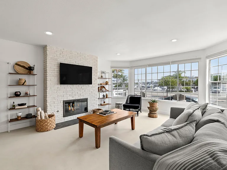 709 W Balboa Blvd — Photo 11