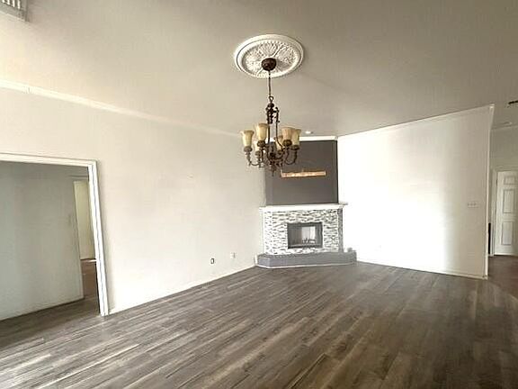 3rd image of 601 N Spruce Ave