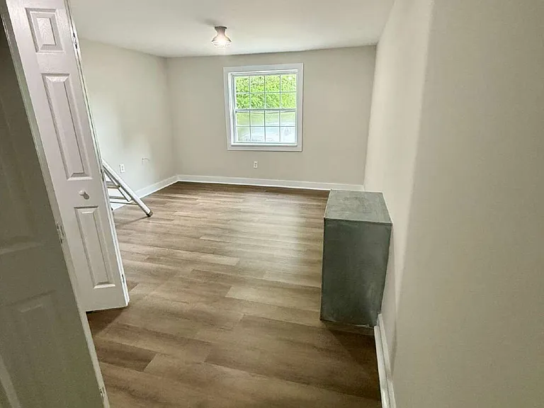 546 Guion St — Photo 8