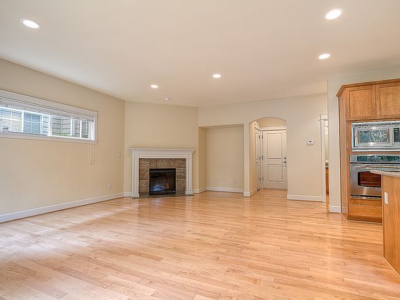 4th image of 3262 NE Marquette Way