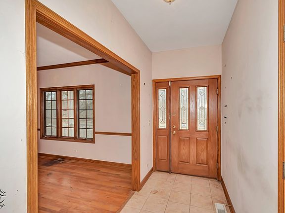 3rd image of 910 Oldfield Rd