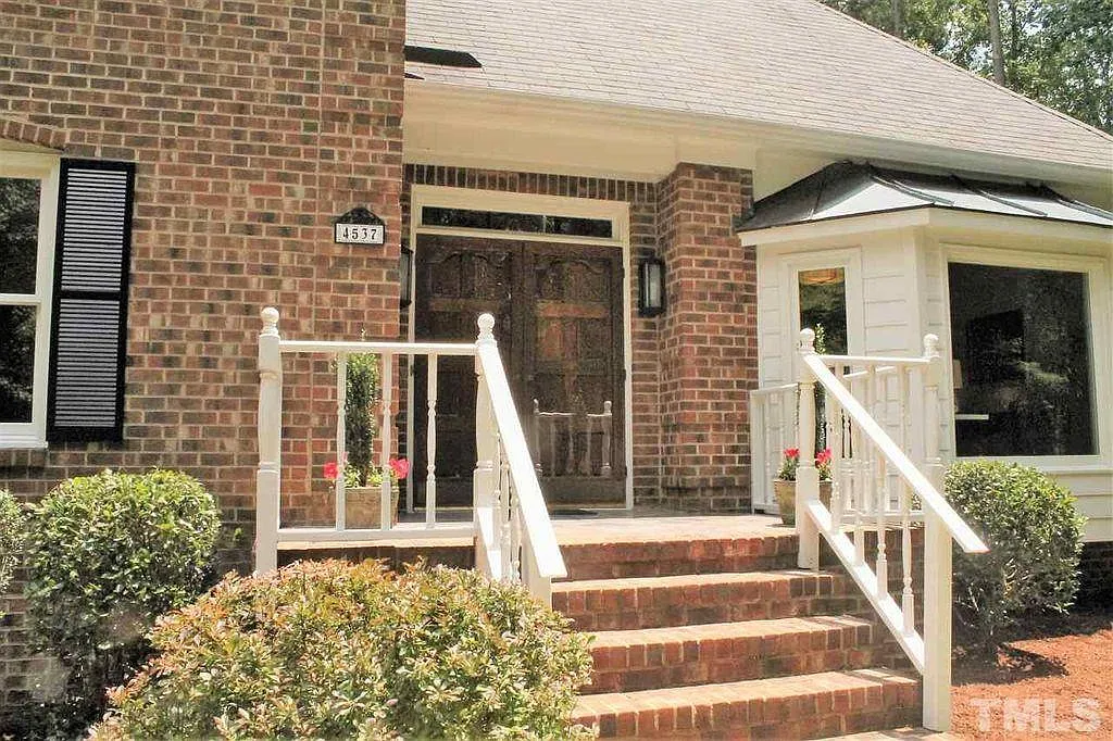 4 bed, 2.5 bath, 2603 sqft, $995 — Photo 2
