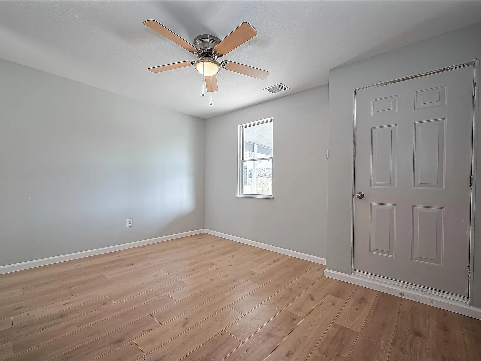 3 bed, 1.0 bath, 1302 sqft, $1,450 — Photo 2
