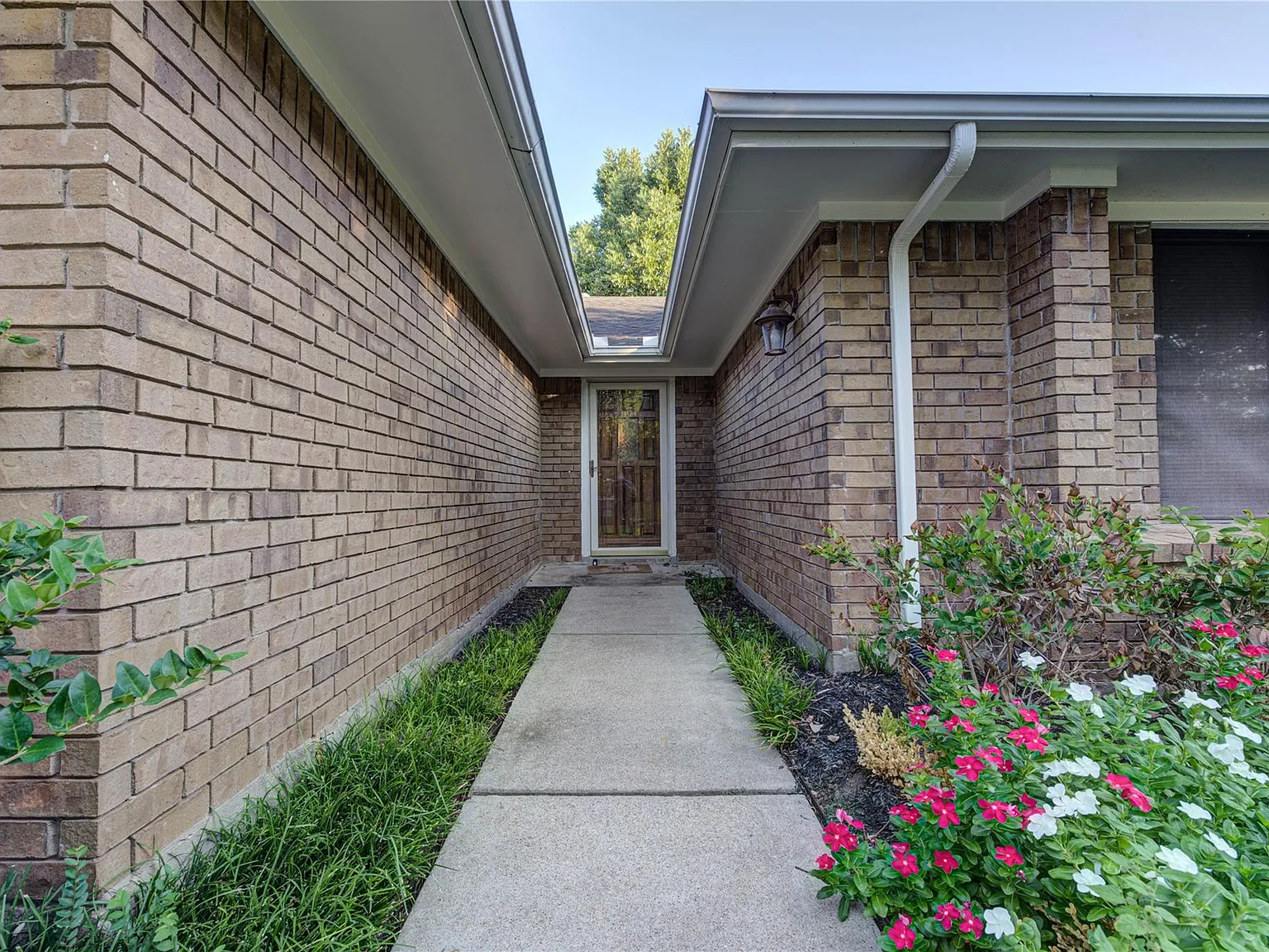 4 bed, 2.0 bath, 2050 sqft, $2,300 — Photo 2