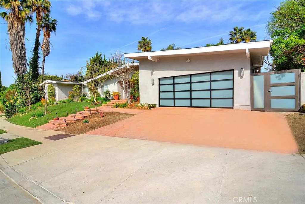 5 bed, 3764 sqft, $9,950 — Photo 4