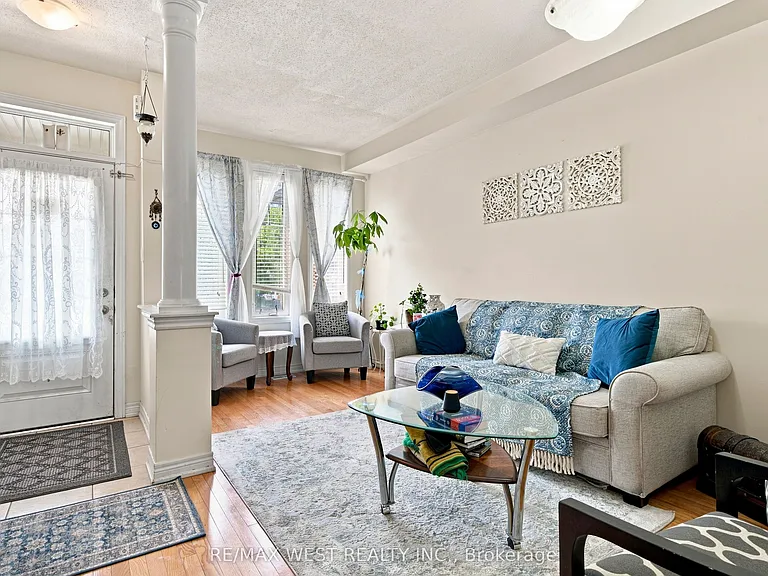 35 Sky Harbour Dr — Photo 2
