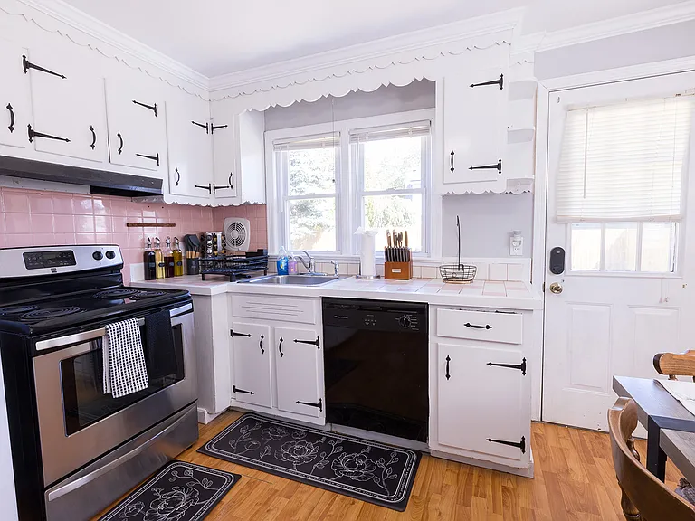 30 Florence Ave — Photo 11