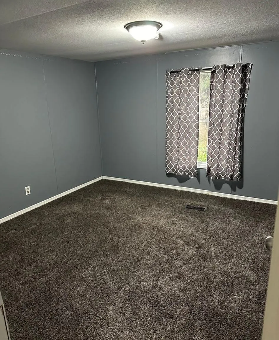 3 bed, 996 sqft, $1,300 — Photo 1