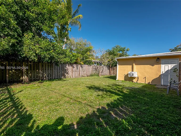 2621 SW 12th Ter — Photo 9