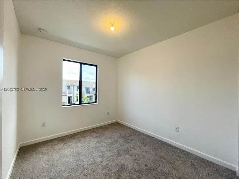 307 NE 208th Ter — Photo 5