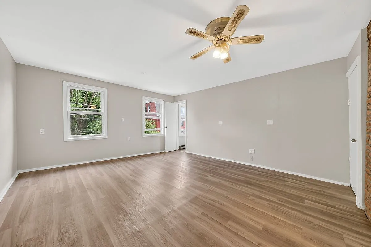 3 bed, 1.0 bath, 880 sqft, $1,800 — Photo 2
