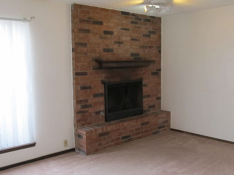 Living area with fireplace 