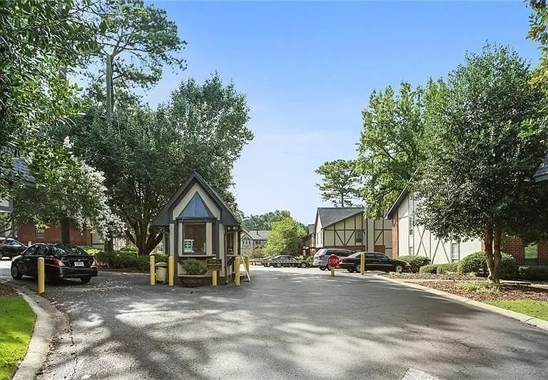 6851 Roswell Rd #D10 — Photo 3
