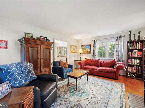 4th image of 180 W Essex Ave