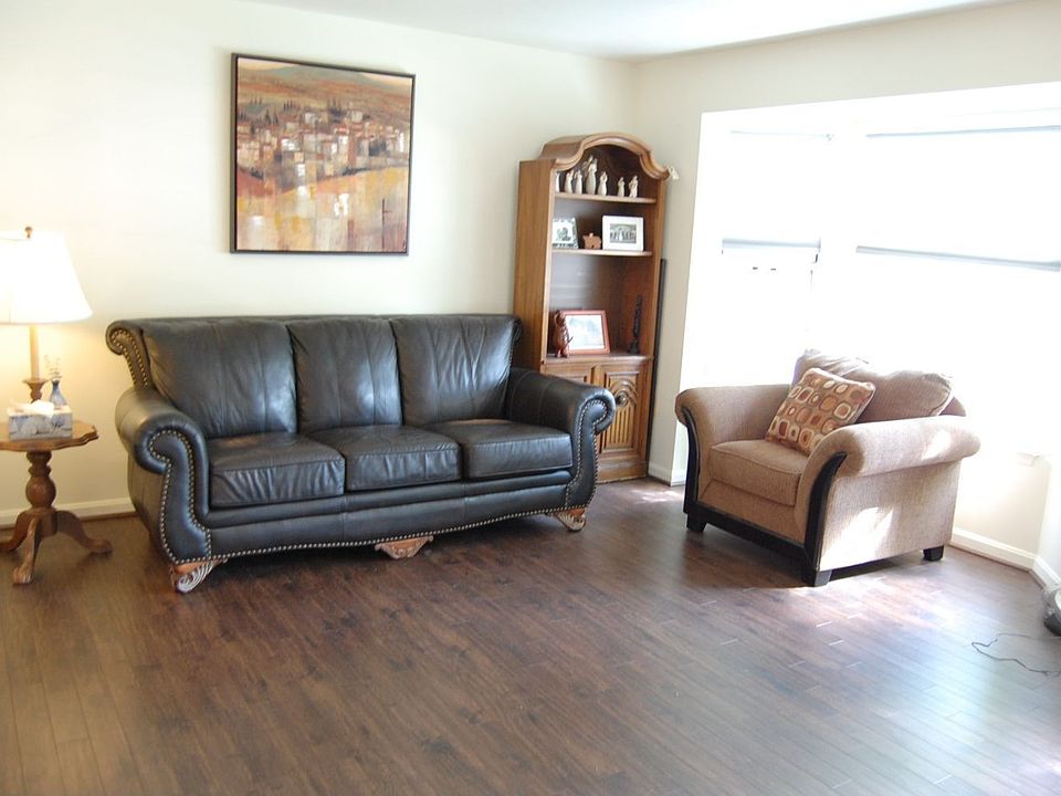 Living room w hardwoods