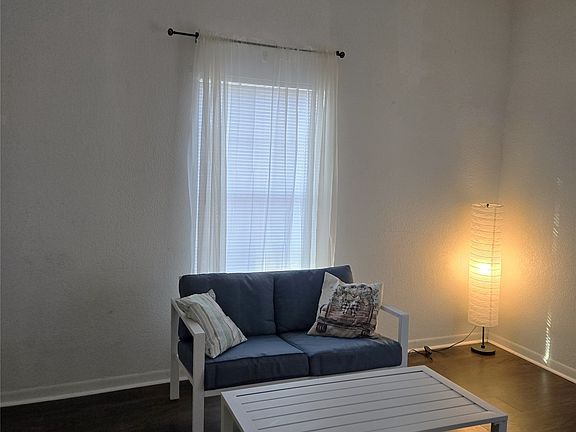 5th image of 811 Vincent St