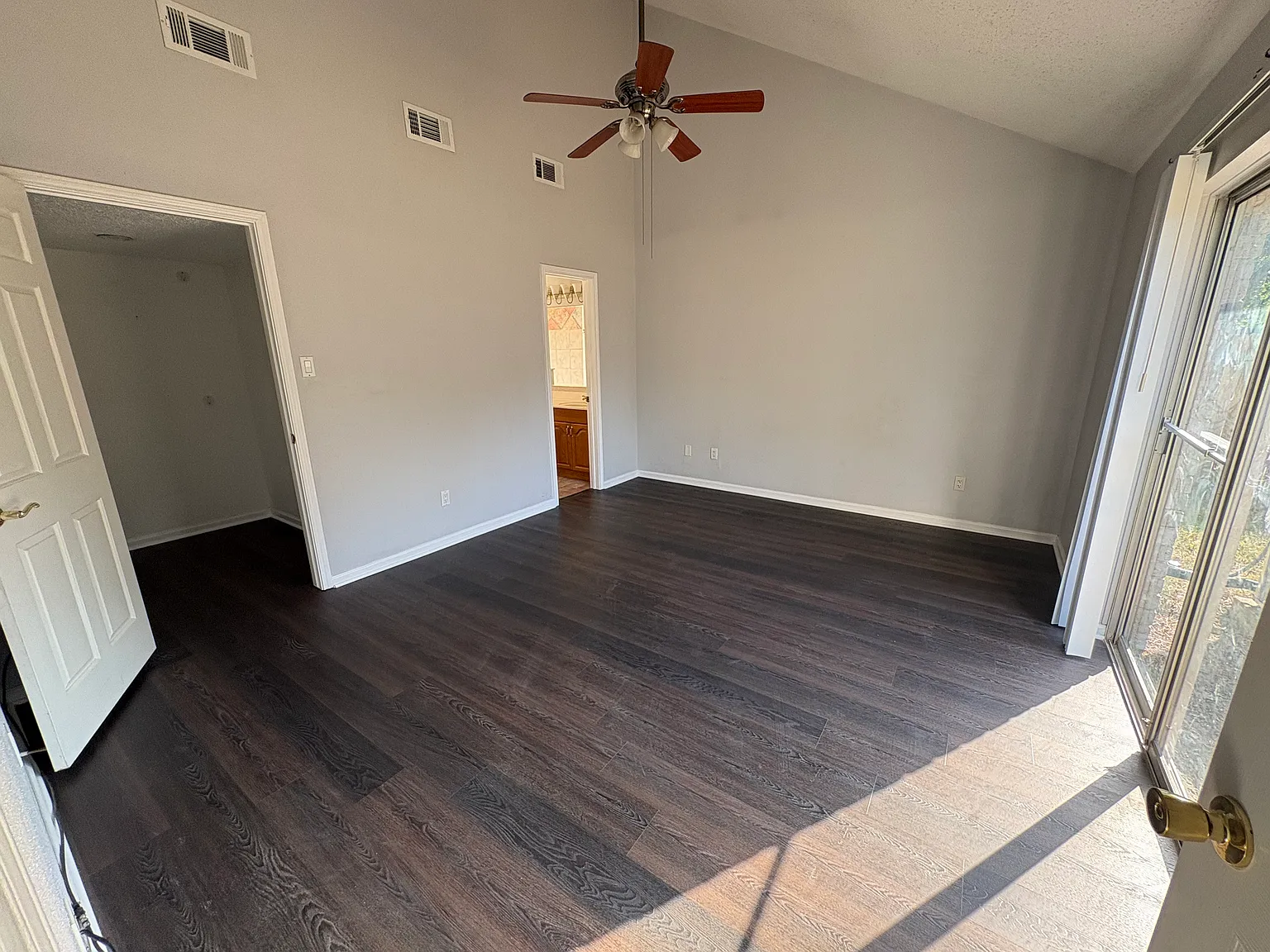 3 bed, 2.5 bath, 2184 sqft, $2,100 — Photo 4