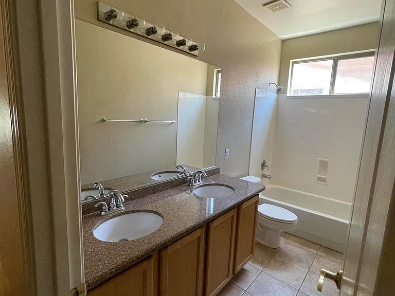 1680 W Saragosa St — Photo 17