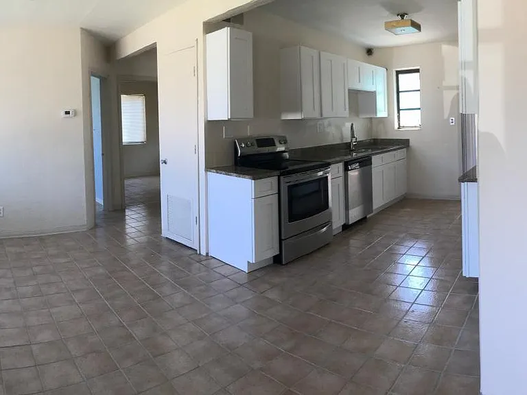 146 Laurie Dr — Photo 2