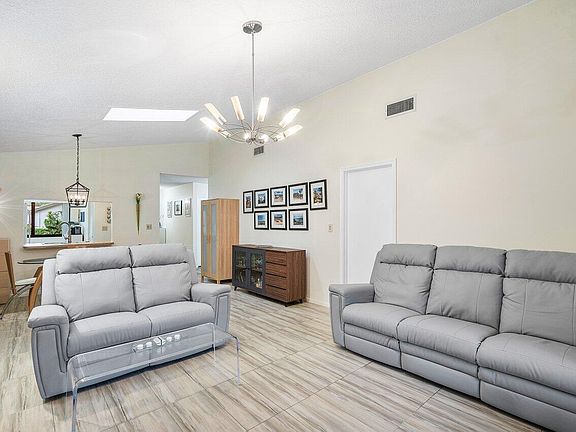 4th image of 3938 Arelia Drive S
