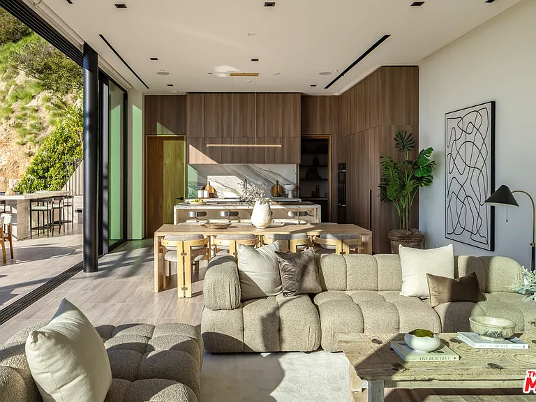 8777 W Hollywood Blvd — Photo 5