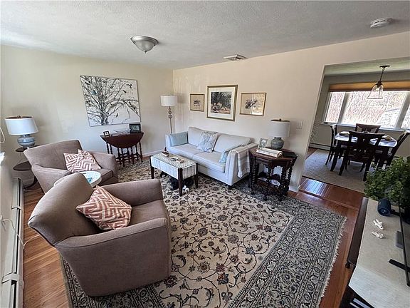 4th image of 51 Surrey Ln