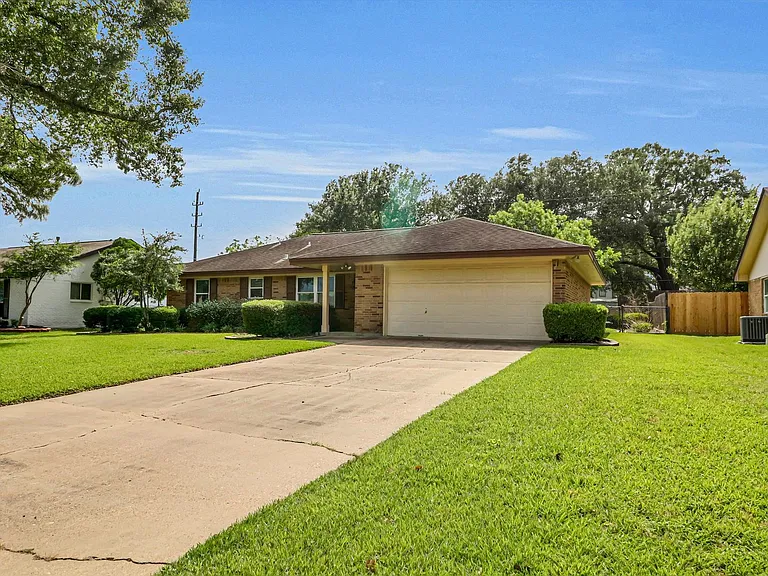 805 Bluebonnet Ln — Photo 7