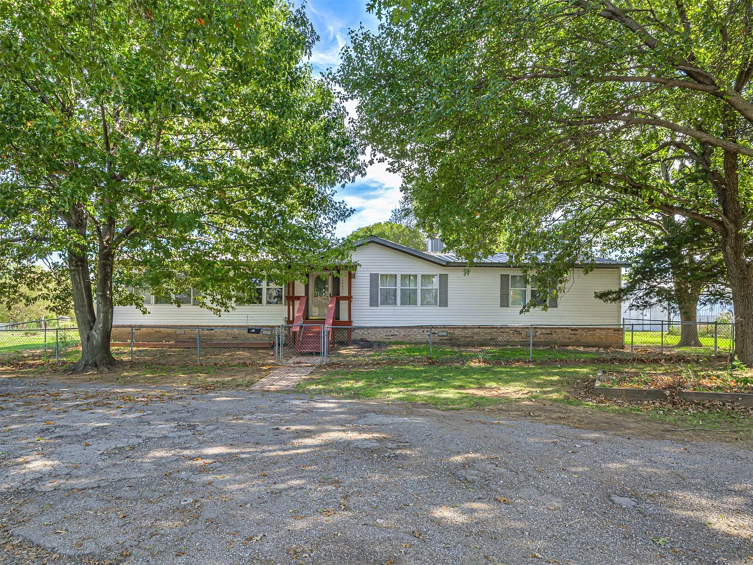 5 bed, 3.0 bath, 2480 sqft, $2,600 — Photo 2