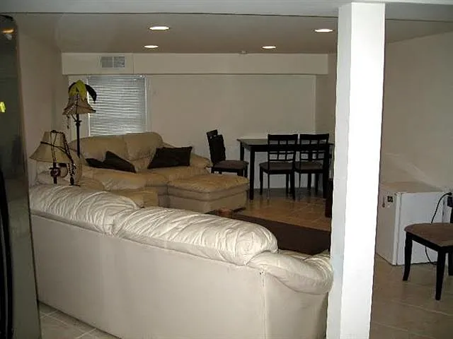 3 bed, 2.0 bath, 1600 sqft, $1,800 — Photo 2