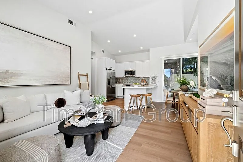 2 bed, 2.0 bath, 802 sqft, $4,250 — Photo 2