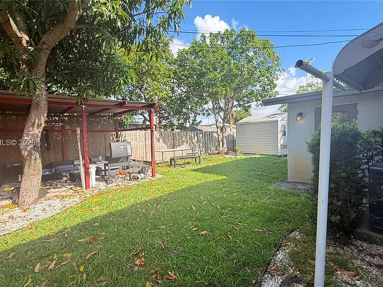 3610 SW 39th Ave — Photo 2