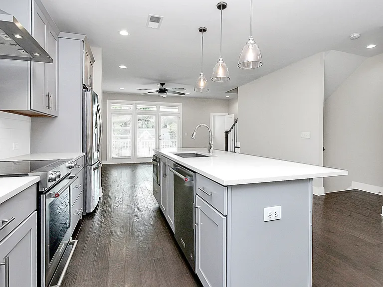 1420 W 4th St — Photo 9