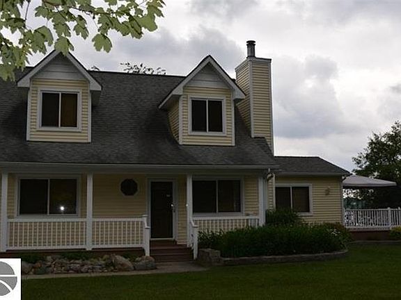 3rd image of 1001 Essex Dr