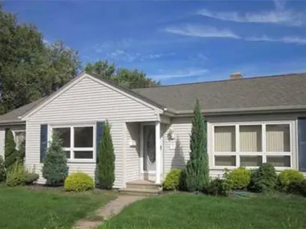 95 Uxbridge St, Cranston, RI 02920