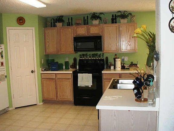 Large Kitchen with walk-in Pantry