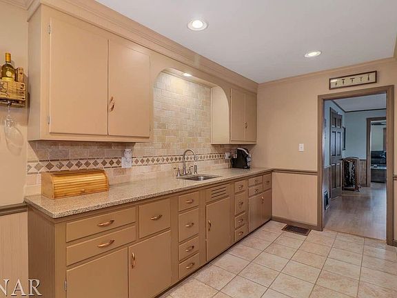 4th image of 203 W Ash St