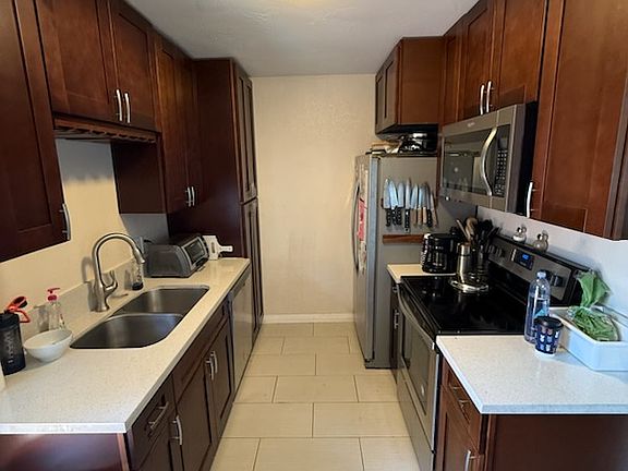2nd image of 601 S Tremont St APT J