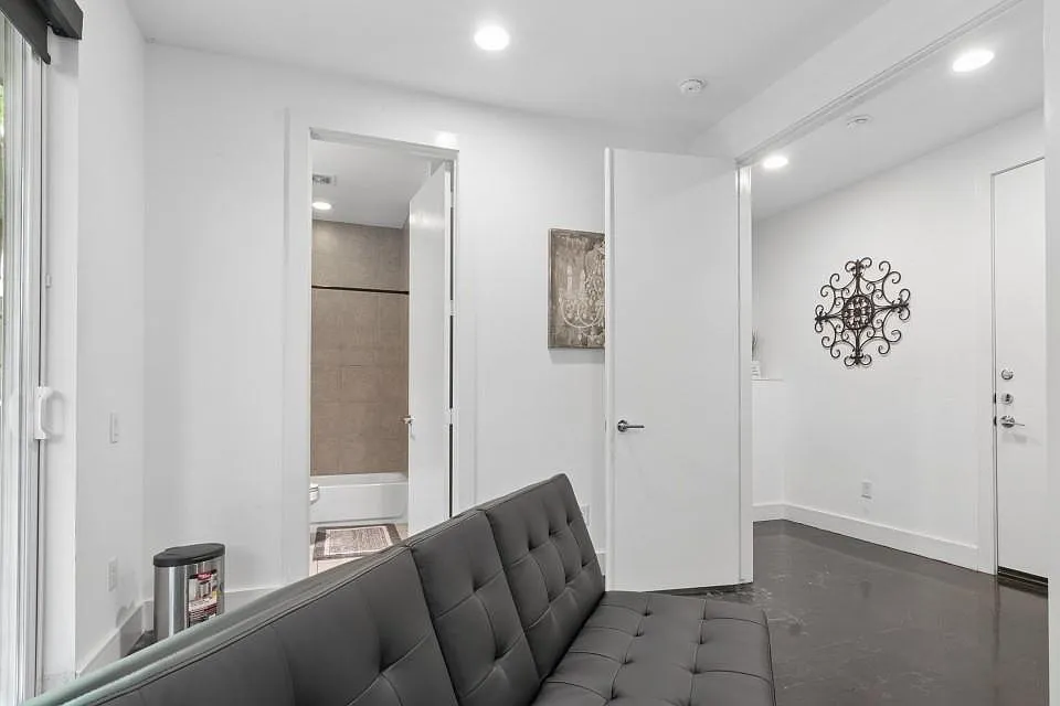 3 bed, 3.5 bath, 2050 sqft, $2,925 — Photo 4