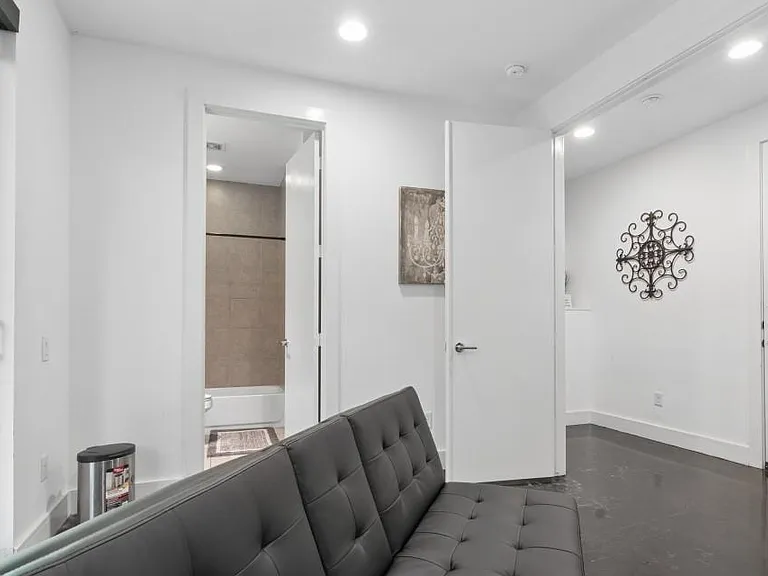 2376 Commerce St — Photo 4