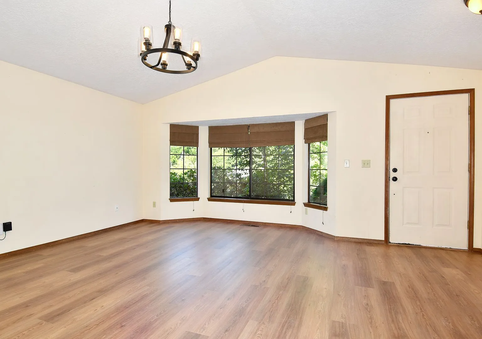 Bright West Portland 3 Bedroom Home on Cul-de-Sac with Vaulted Living Room, Large Deck & Spacious... — Photo 4
