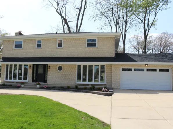 303 Dunlay Ct, Wood Dale, IL 60191