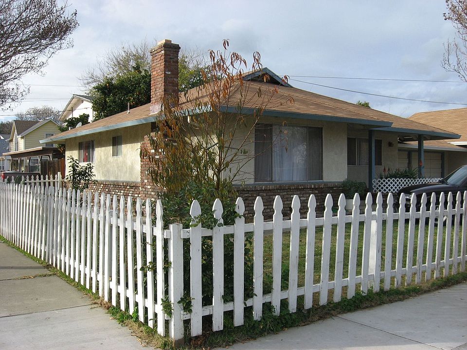 Roomy corner lot - complete with the picket fence