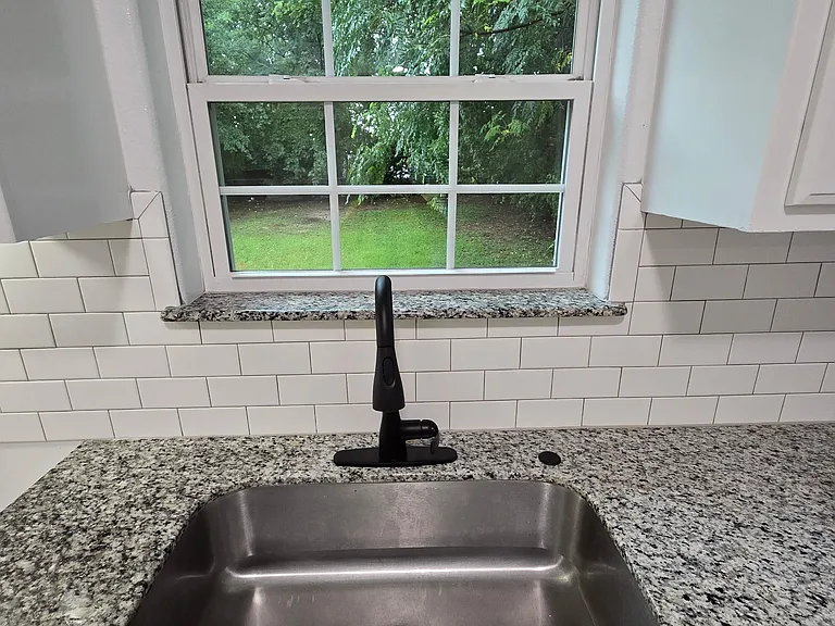 715 E Queen St — Photo 8
