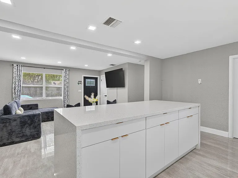 800 NW 6th Ave — Photo 11
