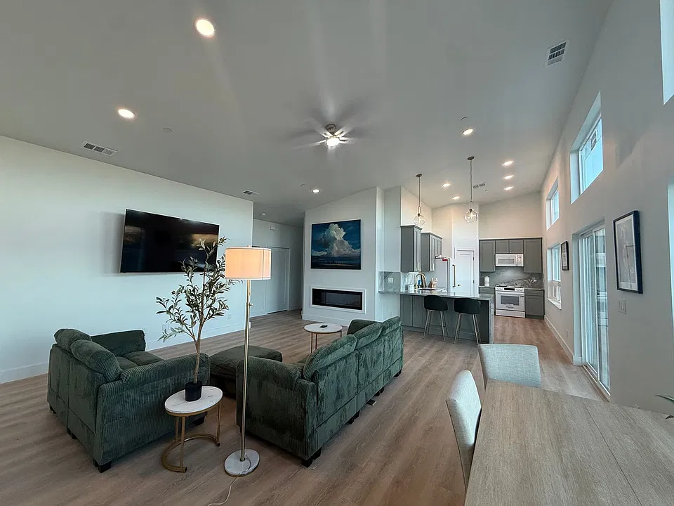 6251 Woodman Dr