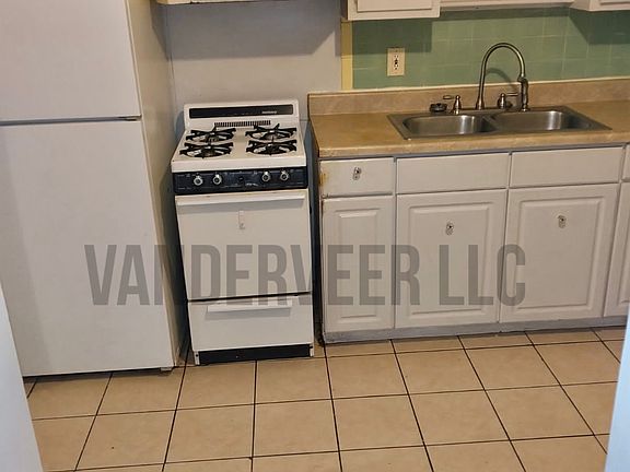 4th image of 225 Vanderveer St #7